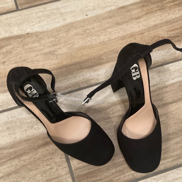 GB
Runway Suede Ankle Strap
Platform Pumps - Picture 2 of 8